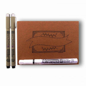 (No. 216802) A6 Oefenblok Handlettering + 3 handlettering pennen weiss/recycling braun und schwarz 2 x Micron pennen (0.45mm en 0.50mm) 1x Bruynzeel Pen Touch white fine