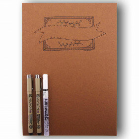 (No. 214802) A4 Oefenblok Handlettering + 3 handlettering pennen weiss/recycling braun und schwarz 2 x Micron pennen (0.45mm en 0.50mm) 1x Bruynzeel Pen Touch white fine